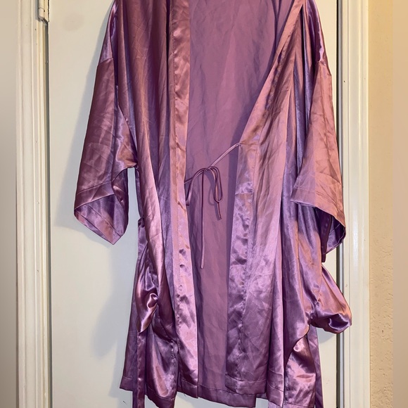 Victoria Secret Intimates Satin Lavender Robe with Belt- One Size - Picture 4 of 9